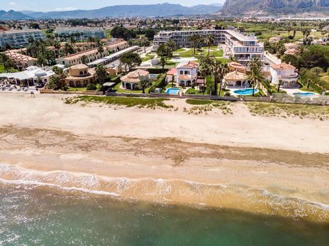 Magnifik villa på första raden av den bästa stranden i Denia. Denna plats är ett riktigt paradis för strand- och havsälskare. Det ligger i ett mycket lugnt och privat område, en idealisk bostad för sommaren eller för att bo året runt. Villan är inspi...