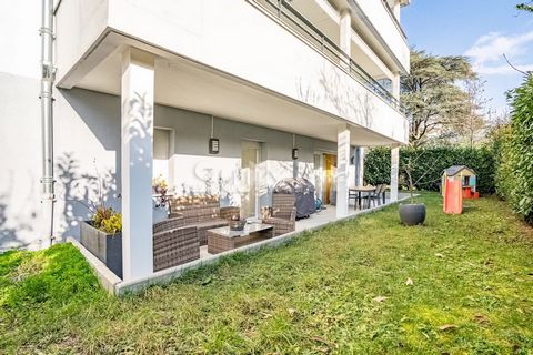 Ref. 844MR: EXCLUSIVE! Reignier-Esery, close to all amenities (shops and schools), you will be charmed by this T4 apartment of 82 m2 on the ground floor of a residence built in 2014. It is composed of a fully equipped kitchen open to the living/dinin...