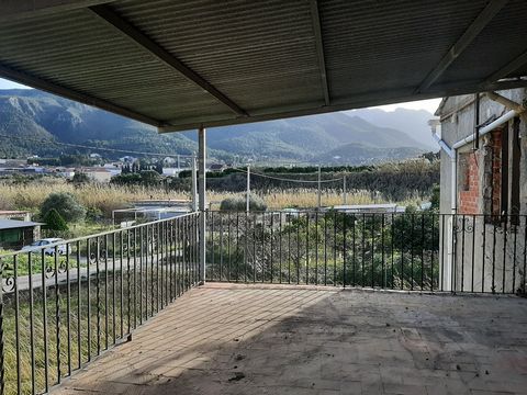 Opportunity Village house on rustic land with drinking water and electricity network, 700 meters of plot, flat and fenced 200 meters of built area, with many possibilities to finish the reform, 3 bedrooms, 2 bathrooms, living room, open kitchen, terr...