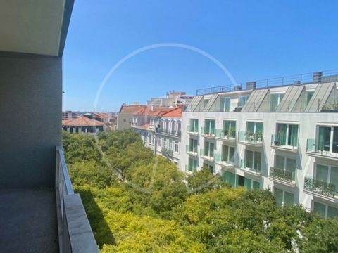 A spacious 3 bedroom flat, completely refurbished, in the heart of Campo de Ourique, an area full of charm and prestige. Located on a street with supermarkets, shops, cafes and restaurants, close to schools and green areas. This flat benefits from pl...