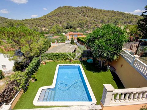 This peaceful home for sale in Canyelles is located a pleasant drive from Sitges and offers a tranquil and safe lifestyle in an excellent location with stunning unobstructed mountains views and outdoor areas. With just over 220 m², this house built i...