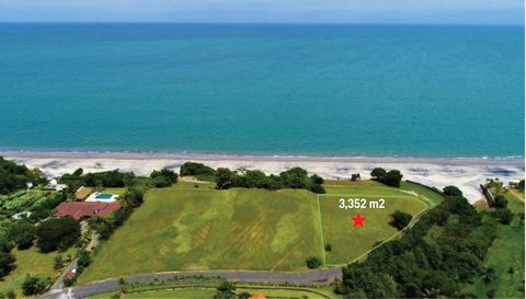Land of 3,352 m2 with 58 mts in front of the beach. For residential use, located in a gated community. 15 minutes from Rio Hato International Airport. 5 minutes from Bijao, 15 minutes from Buenaventura and Coronado. Close to 4 golf courses and shoppi...