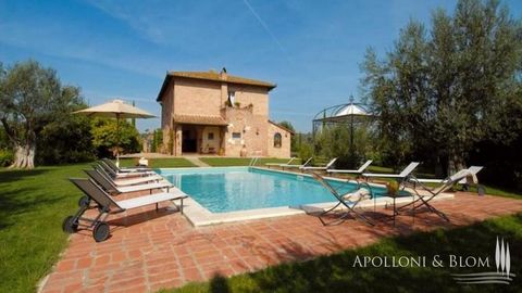 Overlooking the Tuscan hills, 6 km from Montepulciano, the country house and winery called Lo Splendore dates back to 1700 and is completed by a cellar, a large garden and a pool. The property is located in the famous area of 