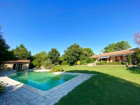 In a green setting located just 2 kms from the center of the village of Etoile, offering tranquility and unobstructed views of the Ardèche, we propose to acquire this property built in 1978 with about 5500 m2 of fenced and landscaped land with swimmi...