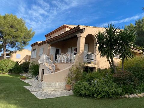 BANDOL, visit without further delay this property in quiet and sought after residential area, overlooking the city and enjoying a panoramic sea view this villa of 142 m2 on 2 levels built on plot of land of 1300 m2 closed will enchant you. Composed o...