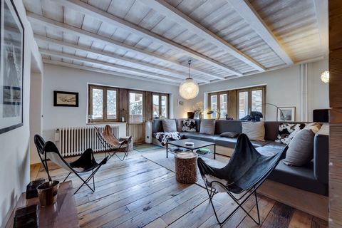 This 157 m2 apartment enjoys a privileged location at the gateway to the old village of Val d'Isere. Spread over two levels, it comprises four bedrooms, two bathrooms, two shower rooms, a kitchen opening onto the dining room, a beautiful living room,...