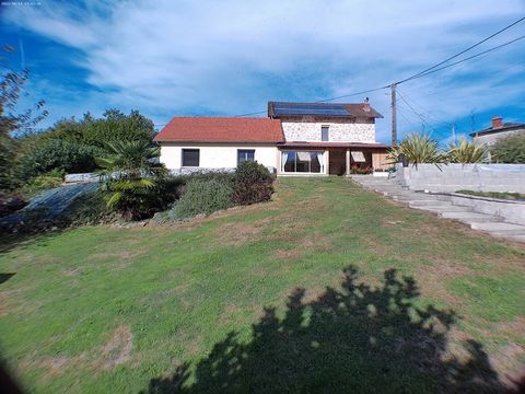 Large renovated house, no work to be planned located in the town of Bussière-Galant, in Haute Vienne; Renovation with quality materials. Several outbuildings: an outbuilding of 90m2 on the ground on two levels, a garage of about 45m2. A lean-to. A la...