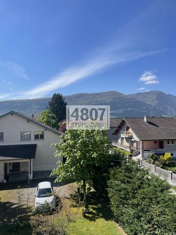 At the foot of the TRAM T1 of 36 m2 on the 2nd floor without elevator, including an entrance with cupboard, a separate kitchen (non-load-bearing wall), living room with a balcony with SALEVE view facing South/West, a bathroom with toilet. 1 cellar an...