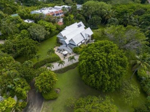 Chattel Casuarina: A Luxurious Haven in Mullins, Barbados Nestled in the serene locale of Mullins on the West Coast of Barbados, 'Chattel Casuarina' stands as a testament to elegance and comfort. This remarkable property, a mere 2-minute stroll from ...