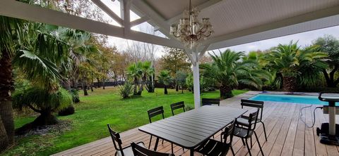 BIGANOS limits AUDENGE Recent villa of more than 214 m2 nestled out of sight in its landscaped park, It is composed of an entrance opening onto a very beautiful and large living room of 98 m2 giving access to the partly covered wooden terrace and the...