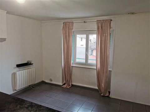 SAINT PRIEST VILLAGE: T3 of 72.41 m2 rented on the 2nd floor of a small building of 9 apartments. Kitchen open to living room, 2 bedrooms, bathroom and separate toilet. Individual electric heating. Cellar. Close to village shops and public transport,...
