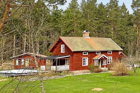 Welcome to a beautiful farm on the border between Gästrikland and Uppland. Here you live in a beautiful 1900s house with chickens that peck freely outside on the grounds that belong to the farm, there are also horses. A nature experience for those wh...