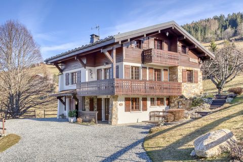 In the commune of Combloux, between Megeve and Saint-Gervais Mont-Blanc, close to the Princesse ski lifts, discover this traditional detached chalet. Set on a 1345 m2 plot, it has a total surface area of 200 m2 and 150 m2 of living space. The chalet ...