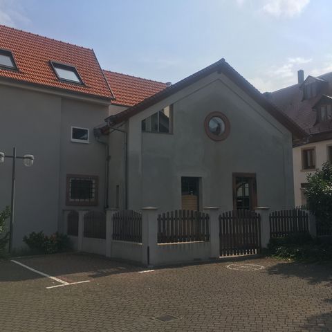 The property is quiet and a little hidden but very close to the center in the old town of Speyer. old town. The cathedral and Maximilianstrasse can be reached on foot in a few minutes. Hagedorngasse is a small side street which, as a one-way street, ...