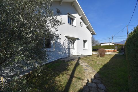 Cristalimmo offers you this exclusive detached house in the town of Froges. It consists on the ground floor of a kitchen open to the living rooms of more than 55m2, a toilet with shower, a bedroom/office, a terrace offering an unobstructed view of th...