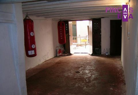 Building composed of ground floors, plus 5 studios, very well maintained, in the historic center of Vilanova y la Geltru, close to all services such as train, bus, schools, medical centersHigh profitability, all studios are rented.IDEAL INVESTMENT