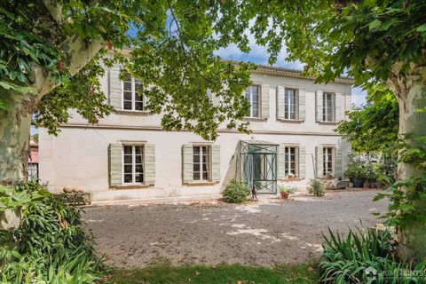 This bastide is ideally located close to shops and a school, making it a very practical and pleasant place to live for a family. Its enclosed, landscaped garden, with its 16 majestic plane trees, provides a unique character to the property. Outside t...