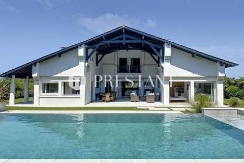 For sale, in Arcangues, at the gates of Biarritz, superb house of approximately 300m2 with swimming pool On beautiful landscaped grounds, the 295 m2 of the villa are structured as follows: On the ground floor: The entrance opens onto a large living r...