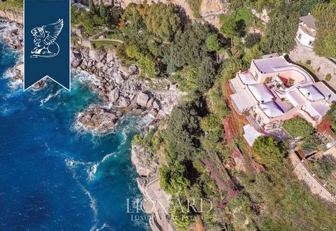 Extraordinary panoramic home for sale set in the heart of the Amalfi Coast, in a private and quiet position in Positano. The villa offers over 800 square meters of internal spaces, divided between a main villa, an independent apartment and a guest ho...