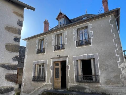 Large bourgeois house in a village typical of the Cantal. The house dating from the turn of the 20th century, is sound, but in need of total renovation. Many years have passed since it was inhabited. A raised entrance gives on to a hallway of 13m² wi...