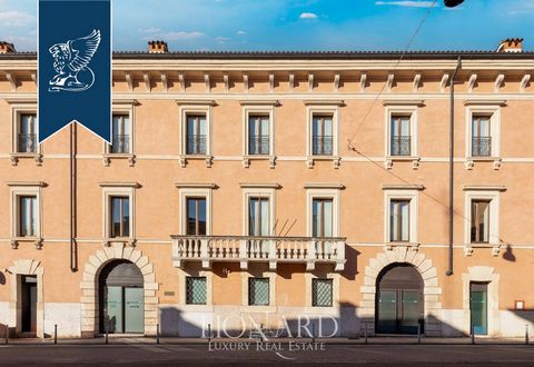 Wonderful historic building of the eighteenth century for sale in the heart of Verona which embodies the elegance and size typical of a past era. With a total area of ​​about 3200 square meters and an internal courtyard of 300 square meters, this res...