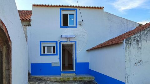 Description 2 bedroom villa consisting of two floors. Fully renovated (to be branded), located in Quentes, Alenquer Features: False ceiling with built-in LED lights in all rooms. Ground floor - Open plan kitchen, equipped (hob, oven, extractor fan, w...