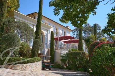 In a highly sought-after residential area of Cannes, this classic-style residence offers a superb panorama of the bay of Cannes and the Esterel. Its architectural quality is revealed at first glance. On the outside, the double staircase of the centra...