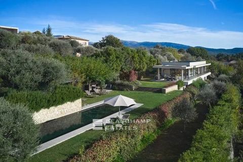 Panoramic view of the old village of Montauroux and the hills This exceptional villa offers modern comfort and luxurious amenities, with a breathtaking view of the picturesque village of Montauroux and the majestic surrounding hills. It is designed i...