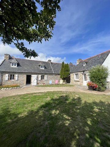 Come and discover this beautiful property, ideally located for your family holidays on the peninsula, just a few minutes from the beaches and amenities. It will charm you with its beautiful stones and its very Breton style. The main house consists of...