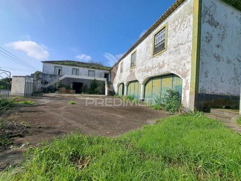 House with a total land area of 424m2, located in Terra do Pão, 3, São Mateus, municipality of Angra do Heroísmo. Building intended for rural tourism, consisting of ground floor, 1st floor, garage and backyard. Floor 1 comprises: 2 kitchens, suites a...