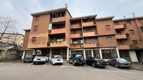 Cortona (AR), Camucia: In a building with an elevator, apartment on the 2nd floor of 150 square meters comprising: entrance, spacious living room with terrace, dining room with fireplace, kitchenette, and terrace, hallway, two double bedrooms, one si...