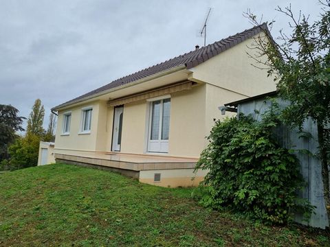I offer you this very beautiful town house, close to the Orléans forest, close to shops, daycare, schools and college. This property consists of entrance, living room with an insert fireplace, equipped kitchen, bathroom, toilet, 2 bedrooms. In the ba...