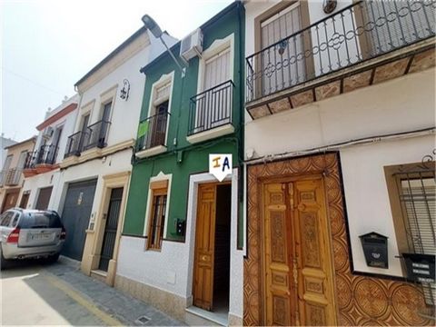 Esta casa adosada de gran valor de 4 habitaciones dobles y 2 baños está situada en la popular ciudad de Rute, en la provincia de Córdoba, Andalucía, España, y cuenta con un patio de baldosas y una terraza privada. Con estacionamiento en la calle cerc...