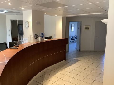 For sale an office space of approximately 189 m2 in Brive Hospital district currently occupied after a medical activity and soon available. This premises is located on the ground floor with disabled access. It consists of 5 offices, an annex room use...