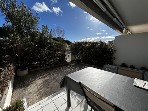 Extremely rewarding location, in Boucanet 50 m from the beach...100m from shops. P2 on the ground floor in a charming condominium. It is composed as follows: Superb living room with fully equipped modern open kitchen, a bathroom and separate WC, then...