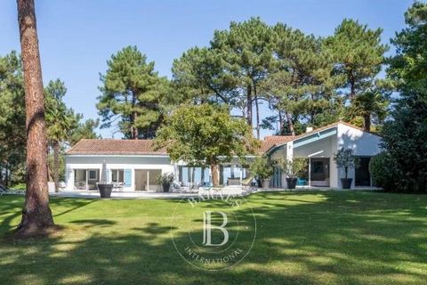 A quelques minutes des plages, des golfs et de l'aéroport international de Biarritz, rare propriété à Bidart comprenant une superbe maison avec piscine chauffée et un parc boisé d'1,63 ha. En parfaite harmonie avec son environnement naturel, cette ma...