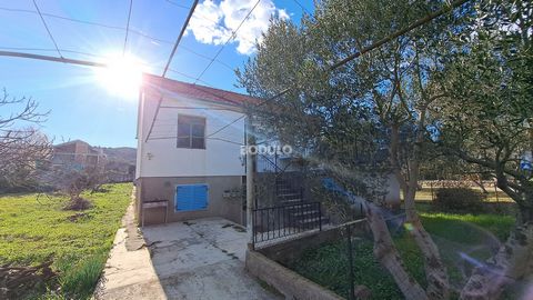 At a distance of only 25 meters from the sea and a beautiful sandy beach in the center of Tkon on the island of Pašman, a family house with a total gross area of 156.52 m2 is for sale. The total square footage of the land is 1271 m2. The house was bu...