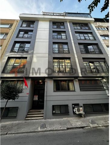Appartement à vendre est situé à Sisli. Istanbul Sisli est un quartier situé sur la rive européenne d’Istanbul. C’est l’un des quartiers centraux les plus densément peuplés de la ville. Il est bordé par les districts de Beyoglu, Kaithane, Sariyer, Ey...