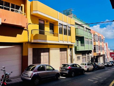 Ideal for investors, building in Las Palmas de Gran Canaria, Lomo Apolinario area, 450 m2 built on a plot of 150 m2. Large premises of 130 m2 on the ground floor, totally open plan with a toilet, (warehouse, parking, commercial premises) It also has ...