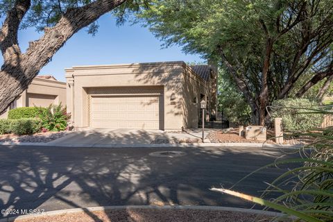Golf Villa in gated Ventana Canyon Country Club w/Mountain & Golf Course views. Updated unique floor plan offers 1885 SF 2 bed 2 bath plus studio/office or bedroom 3. End unit w/vaulted ceilings on Cul De Sac lot, within walking distance to heated co...