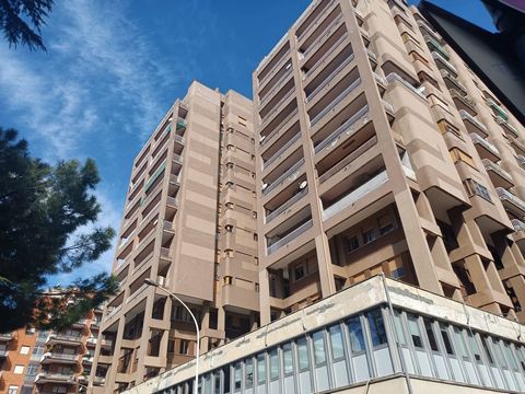 PUGLIA - TARANTO - VIA PLINIO 89 Ofrecemos a la venta un gran apartamento en la zona residencial de Solito, una de las más buscadas de Taranto. Ubicado en el séptimo piso de un elegante edificio con ascensor, disfruta de una vista panorámica impresio...