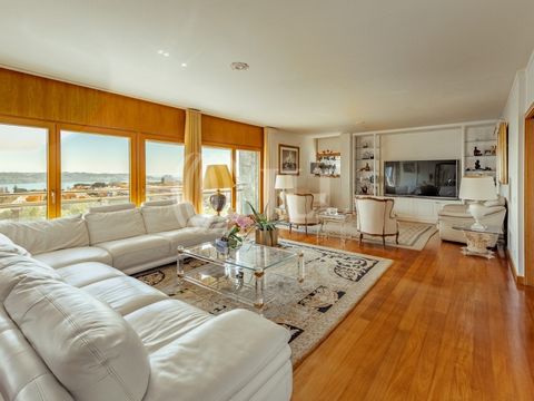 5-bedroom apartment, 300 sqm (gross floor area), frontal river view, south-facing with 10 sqm balcony and three parking spaces, in a high-quality building in a highly prestigious area in Restelo, Lisbon. The apartment stands out for the quality finis...