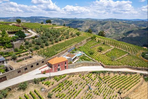 Au milieu de la région viticole du Haut-Douro, classée par l'UNESCO comme site du patrimoine mondial, nous trouvons cette magnifique ferme qui allie tourisme et production de vin sur une superficie totale de 3 540 m2. À la “Casa de Pena d'Águia”, sit...