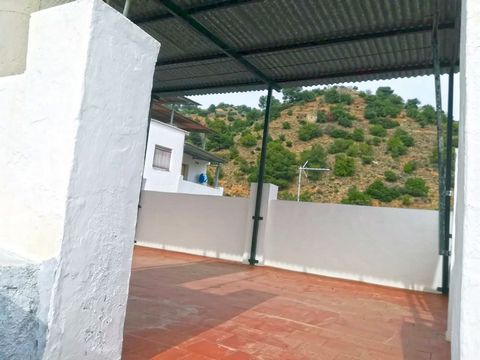 Nice town house on the edge of the village in a fantastic location, with views of the mountain, and in a very quiet street but only a few steps from the town centre. The house has four storeys, has been renovated and is distributed as follows: Ground...