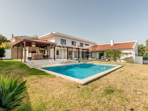 6-bedroom villa, 576 sqm (construction gross area), set in a plot of 1,078 sqm, with private garden and swimming pool, contemporary architecture, located in Quinta da Beloura. Distributed over 3 floors. Ground floor with a 17 sqm entrance hall, a 45 ...