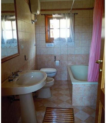 Confortable et reposant : Vous habitez sur environ 90m² avec 2 chambres et 1 séjour, 1 salle de bain, 1 cuisine et une buanderie avec un deuxième WC. Cuisine équipée moderne et élégante. Tout est pratiquement meublé. Le sol de couleur terre cuite con...