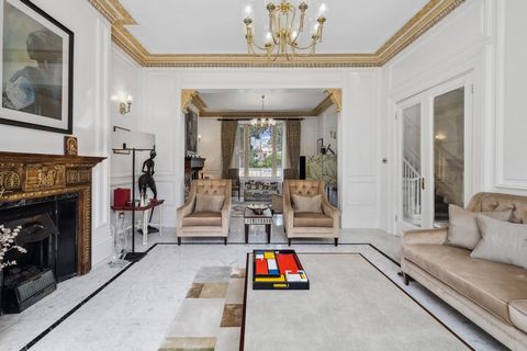 Reino Unido Sotheby's International Realty se complace en presentar esta hermosa propiedad de cinco pisos, al final de la terraza, es la casa familiar perfecta con una gran cantidad de espacio en la tranquila calle arbolada, a solo diez minutos a pie...