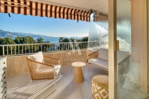 Roquebrune Cap Martin, penultimate floor, view and greenery, quiet, in a luxury residence with swimming pool and caretaker, bright 52 m2 3-room apartment, terrace, cellar and private parking. This fully refurbished flat comprises a living room with o...