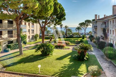 In the tranquil setting of Saint-Jean-Cap-Ferrat, discover this 93 sqm apartment, just a short walk from the village, with views of the sea and garden. Located in a quiet residence from the 70s with only 6 apartments, this living space offers excepti...