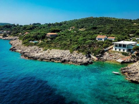 Nouvelle villa ultra-moderne avec piscine sur l'une des îles Elafiti près de Dubrovnik avec accès privé à la mer ! La superficie de la villa est de 304 m2. Le terrain est de 1400 m2. Il y a un pool house supplémentaire. Niveau inférieur : quatre cham...